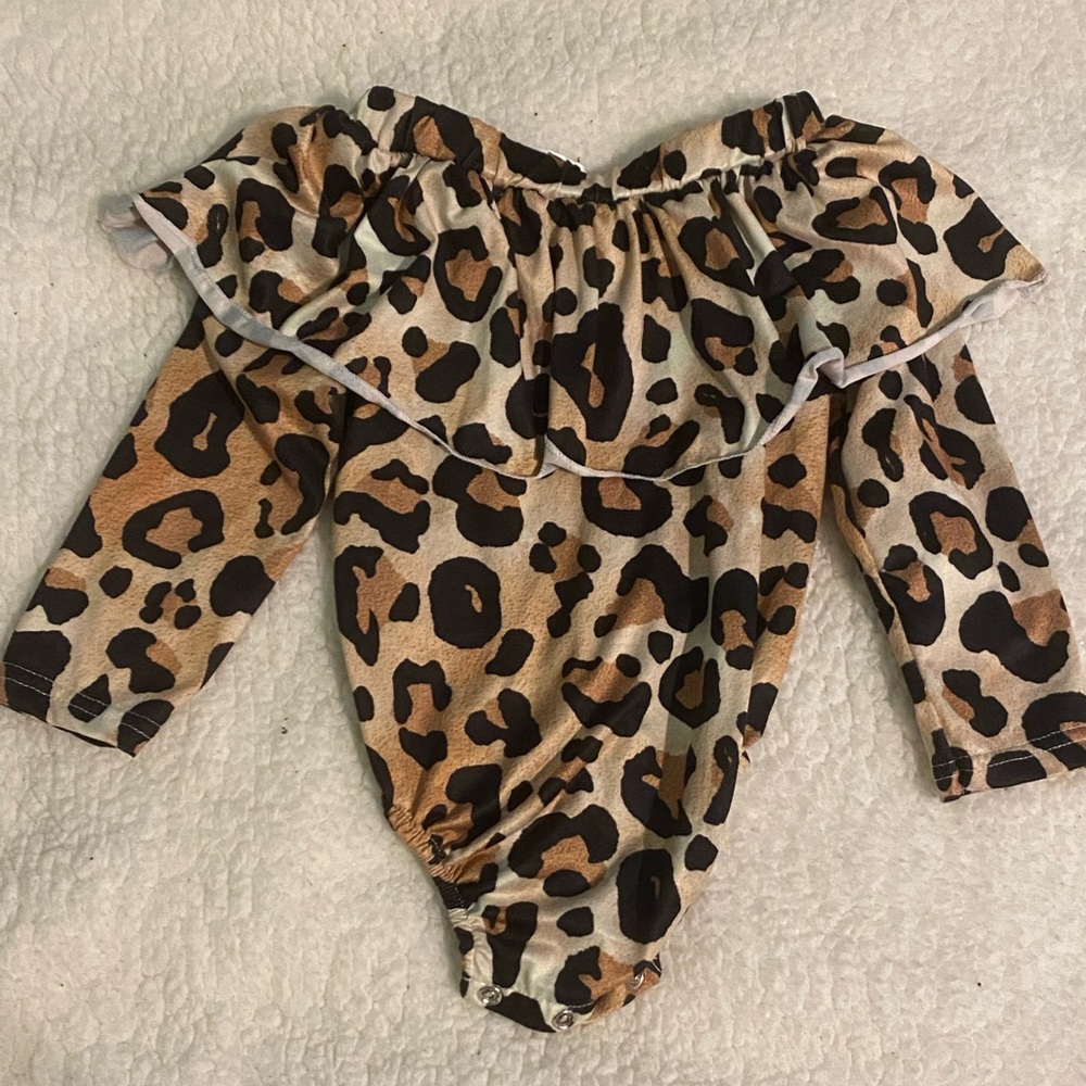 Cheetah off the shoulder 12-18m